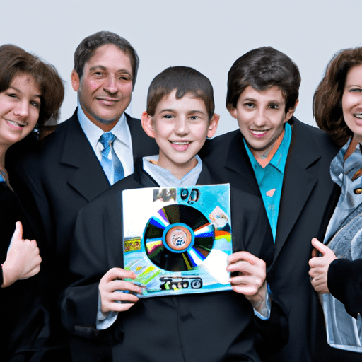 נער בר המצווה ומשפחתו מחזיקים בגאווה את הדיסק המוגמר