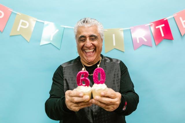 שיר עם קליפ ליום הולדת 60